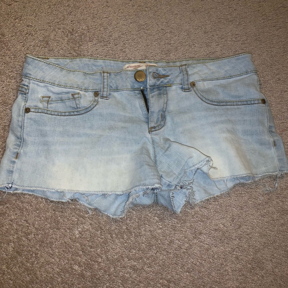“No boundaries” junior size 9 jean shorts